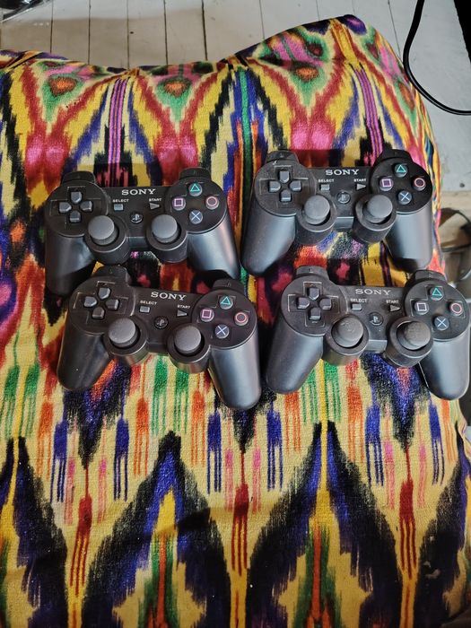 Plesteshin 3 xotirasi 320gb ishlashi zo'r 20 ta oyni bor