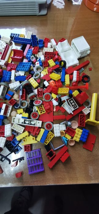 Piese Lego și Playmobil