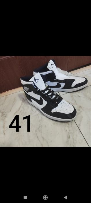 Adidași de vânzare