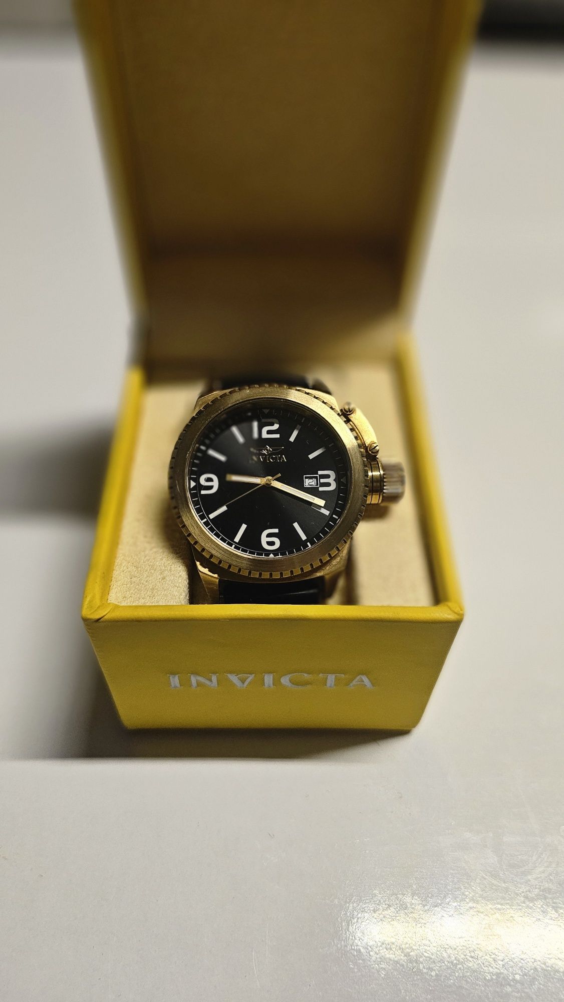 Часовници Invicta и Hector H