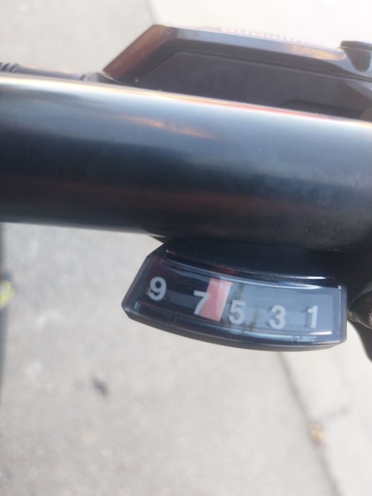 Vând bicicleta în stare bună are roți de 27.5 și frâne pe disc