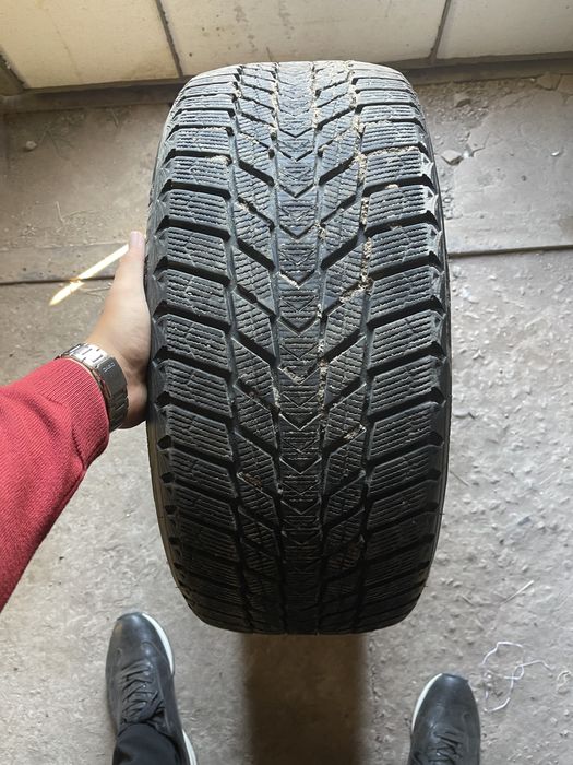 Продам комплект шин 235/45/18