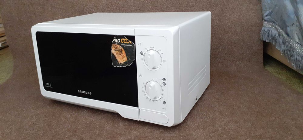Микровълнова фурна Samsung за ремонт или части.