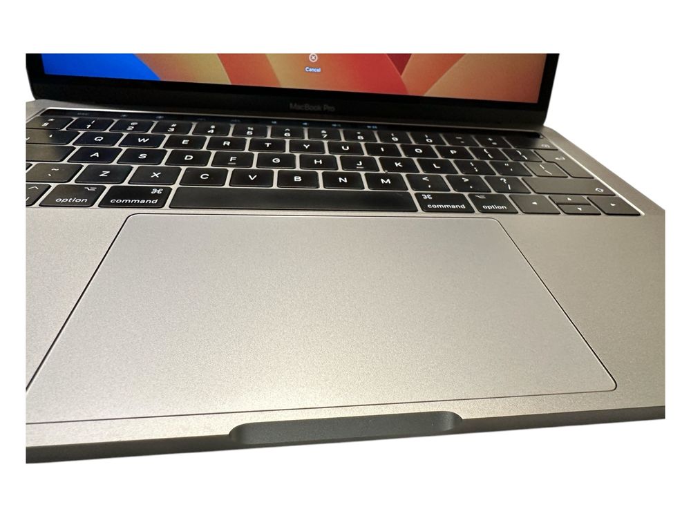 Продавам Macbook Pro 13 2017 Touchbar, 4 Thunderbolts, 8GB RAM, 256GB