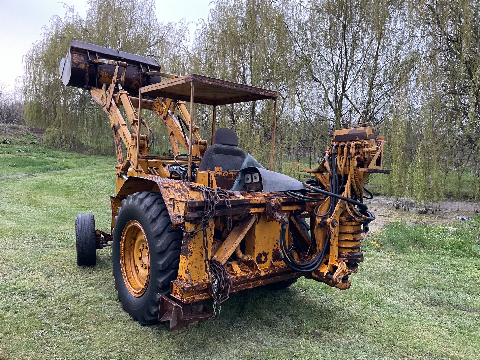 Tractor Fiat încărcător și cupa escavare .