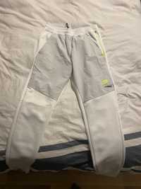 Vand pantaloni Nike