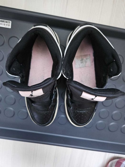 Jordan 1 Mid Arctic Punch