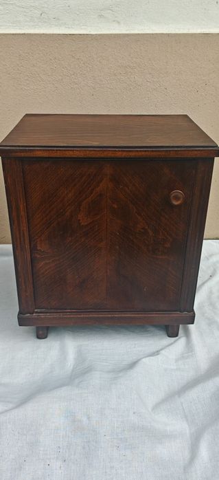 Vând 2 noptiere vintage, anii 60, stare foarte buna