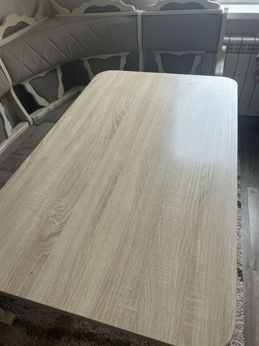 Стол с угловым диваном