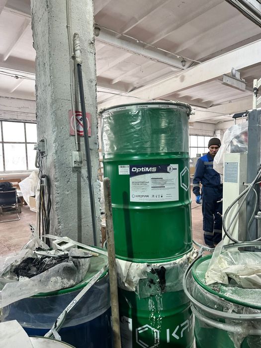 Металлические бочки объемом 190 литров