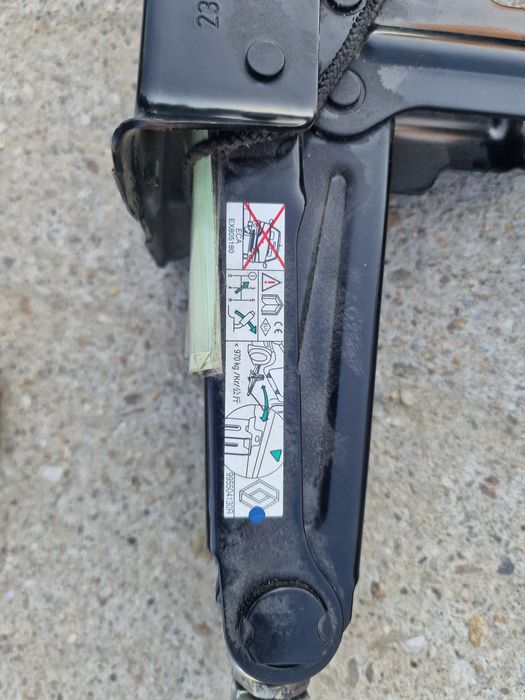 Cric Dacia Duster nou, neutilizat