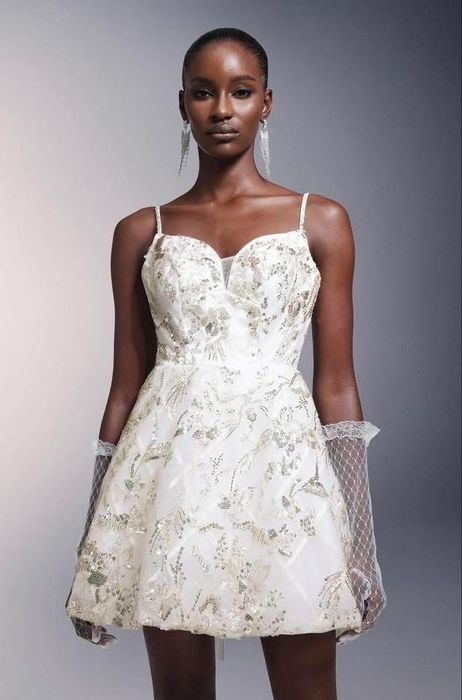 Bella Barnett ASOS нови официални рокли