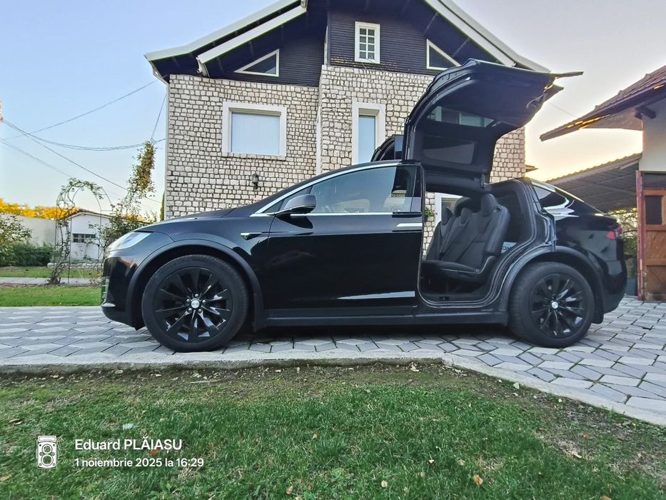 Tesla Model X Are tractiune integrala. Încărcătorul original portabil funcționează ș