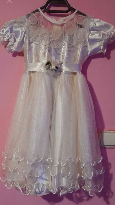 De vânzare rochițe pentru fetite varsta 3 - 8 anisori