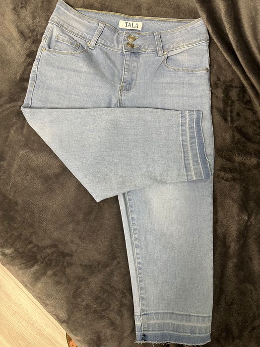 Pantaloni din denim.
