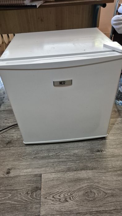 Малък хладилник NEO
