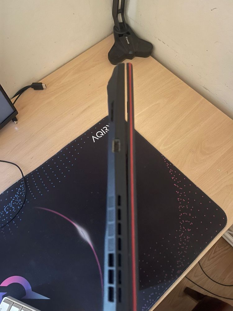 Laptop asus f15 de gaming cu ecran de 144 hz