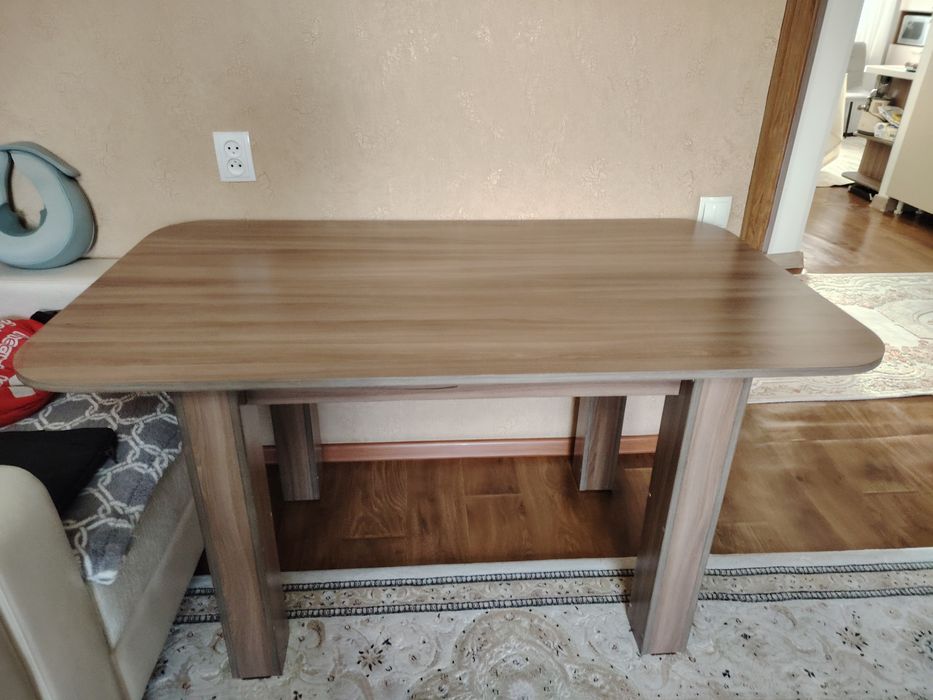 Продам кухонный стол
