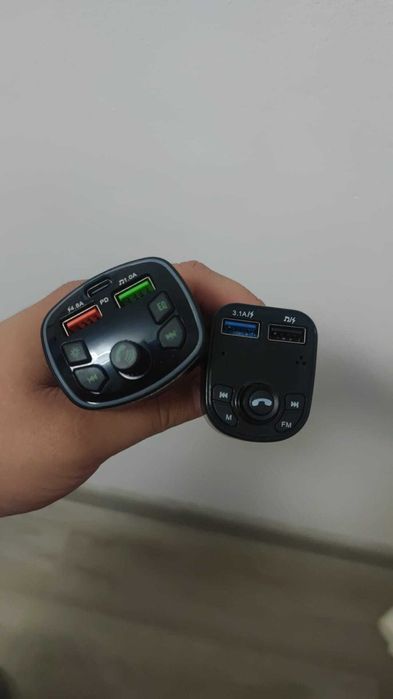 Modulator bluetooth pentru masina (cel din stanga)
