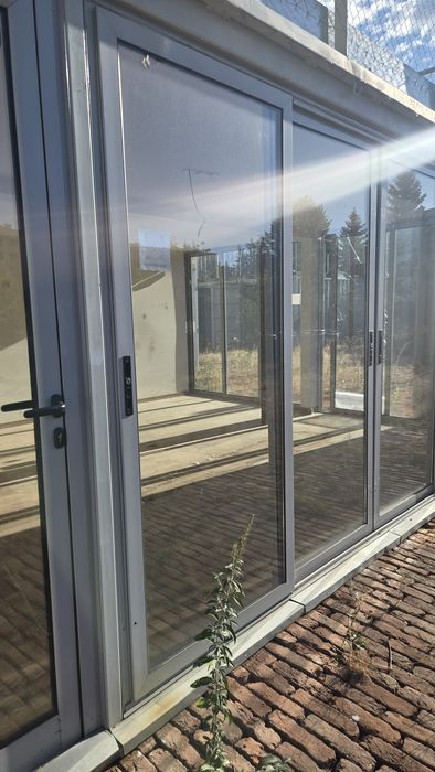 Морски контейнер преустроен в търговски обект