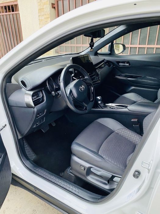 Toyota C-HR Hybrid 1.8 Facelift 2022 | Alb perlat | Full dotari
