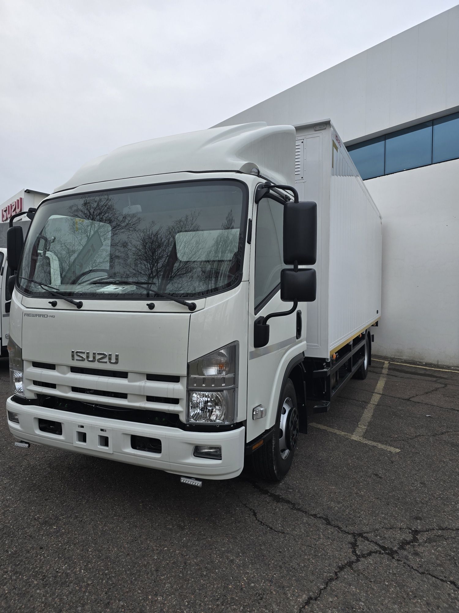 Фургон Isuzu бортовой кузов Grand Motors