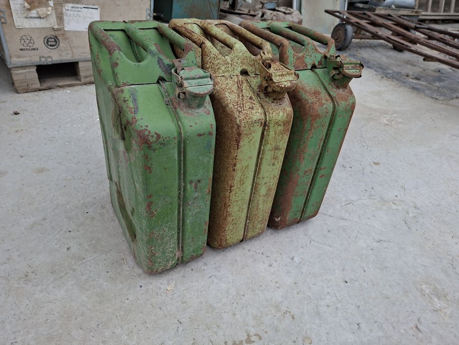 Канистра - темір 20 литрлік.