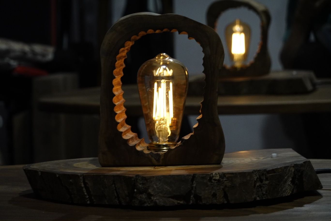 Lampa, veioza birou handmade din lemn de nuc