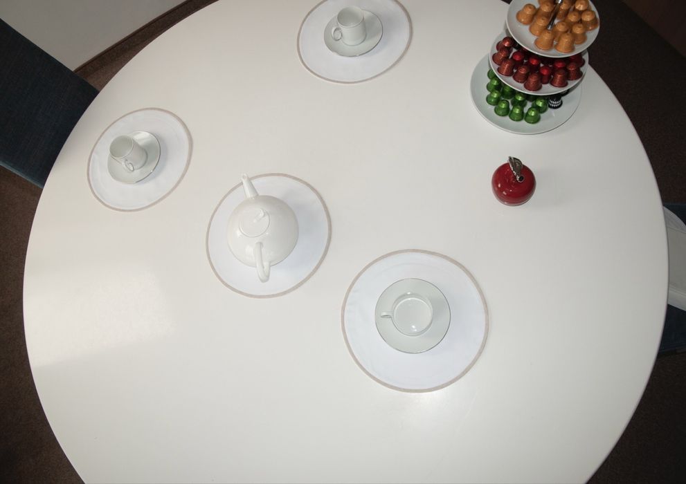 Бяла кръгла маса