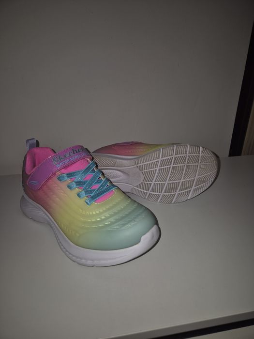 Încălțăminte sport Skechers in stare foarte buna.