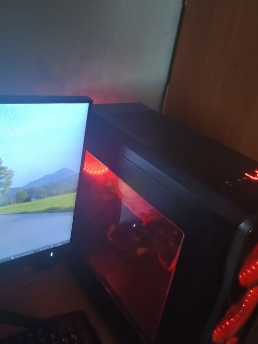 vând PC gaming monitor ca nou mai are 4 ani și jumatate de garantie