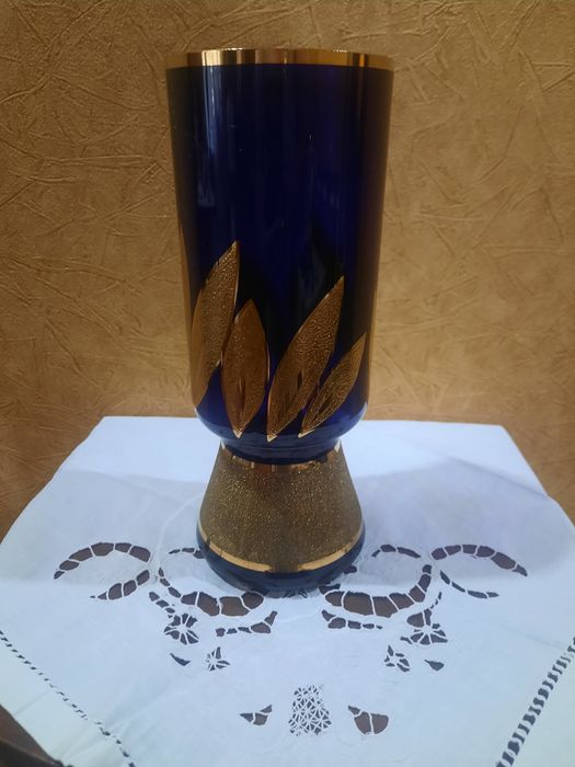 Роскошная, красивая ваза Богемия, Чехословакия, кобальт, золочение (бл
