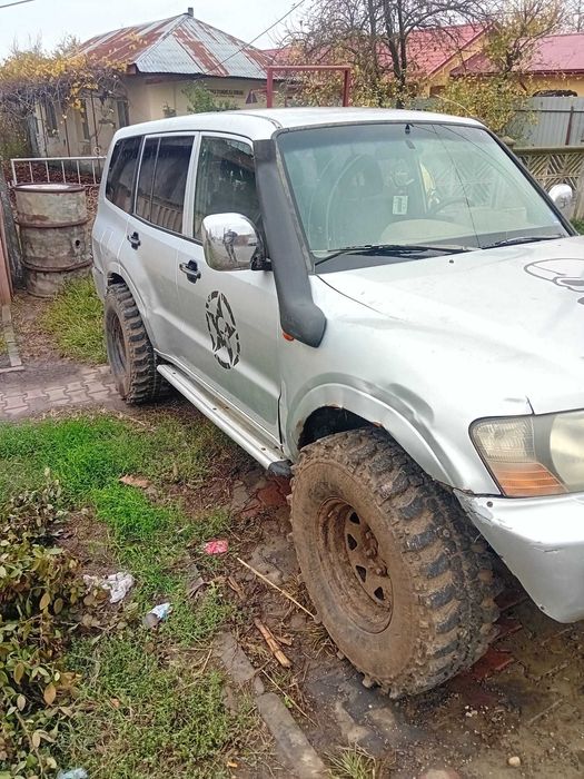 Vind Mitsubishi pajero cu mici probleme estetice și mecanice asigurare
