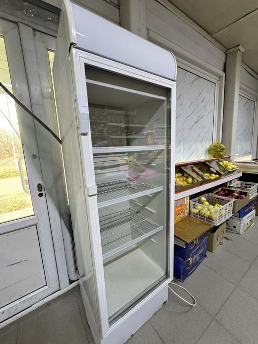 продам витринный холодильник