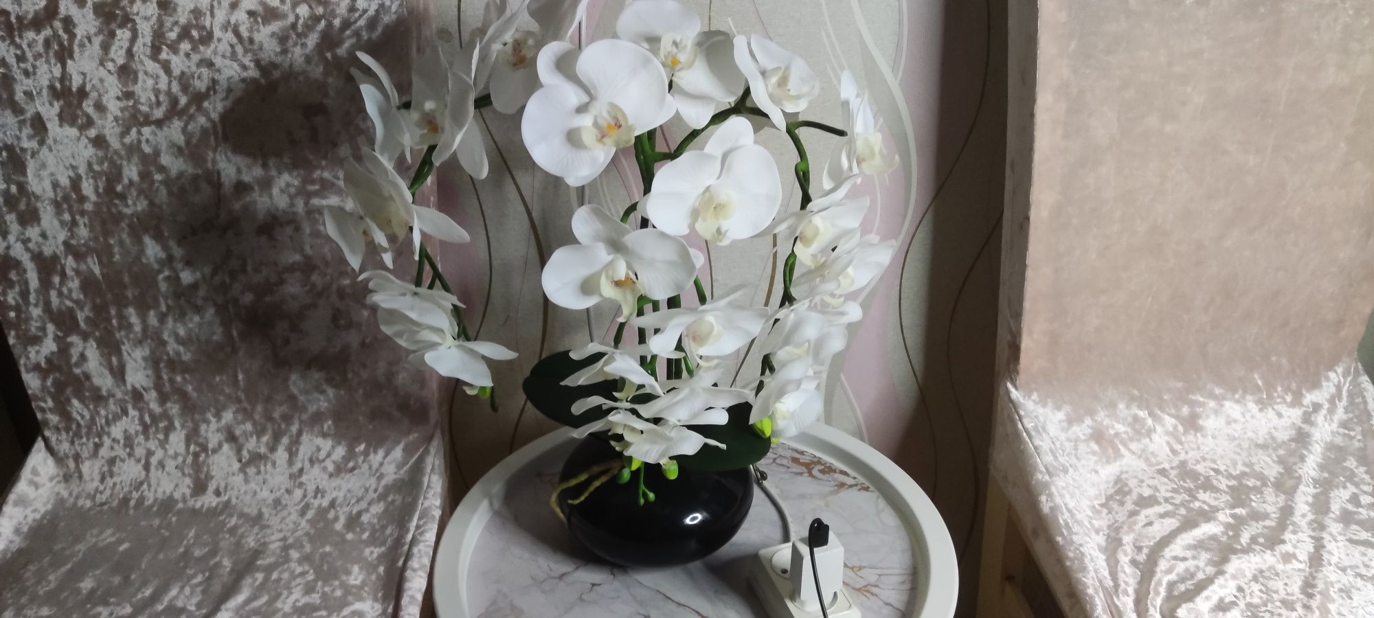 Искусственная орхидея белая реаличтичная