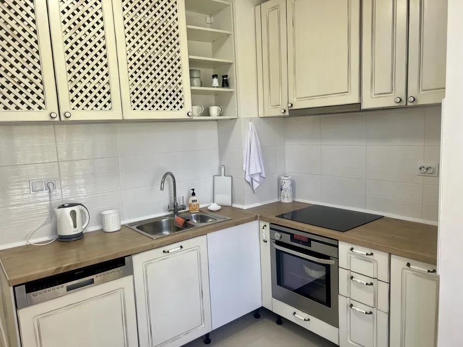 Дава се под наем Тристаен апартамент в Варна, Левски - 70 кв.м за 665 € - Снимка #2