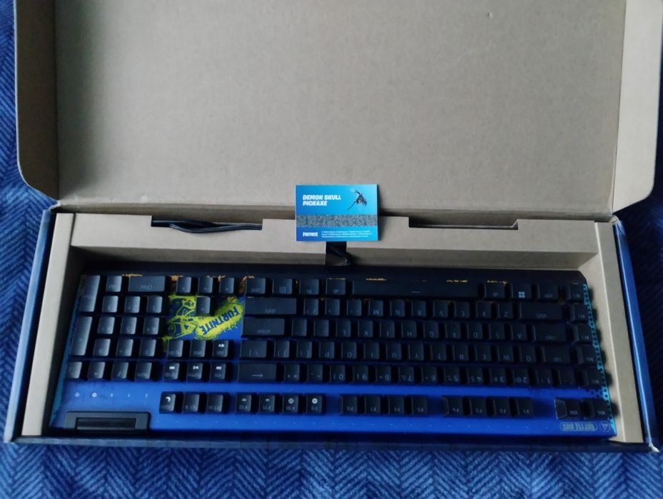 Vând tastatură Razer BlackWidow V4 X Fortnite Ed