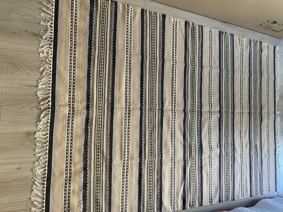 Covor de lana lucrat manual