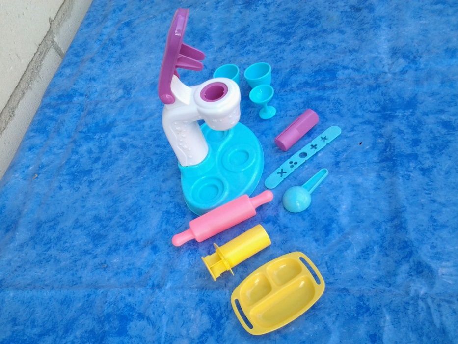 Set Play-Doh - Fabrica de inghetata jucarie copii