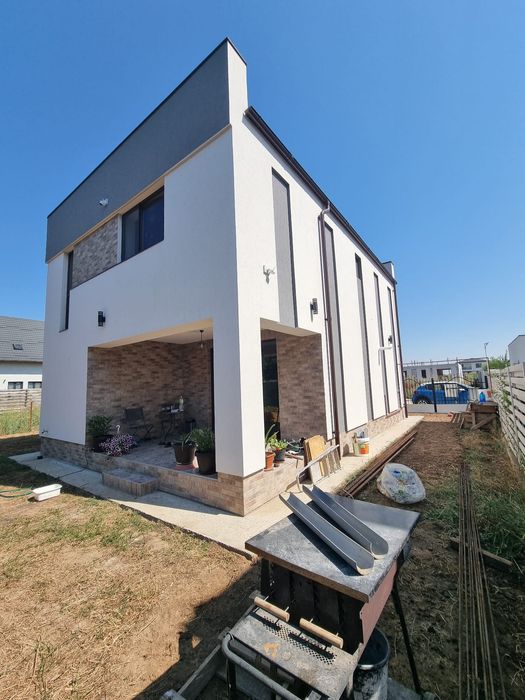 Casă 4 camere de vânzare