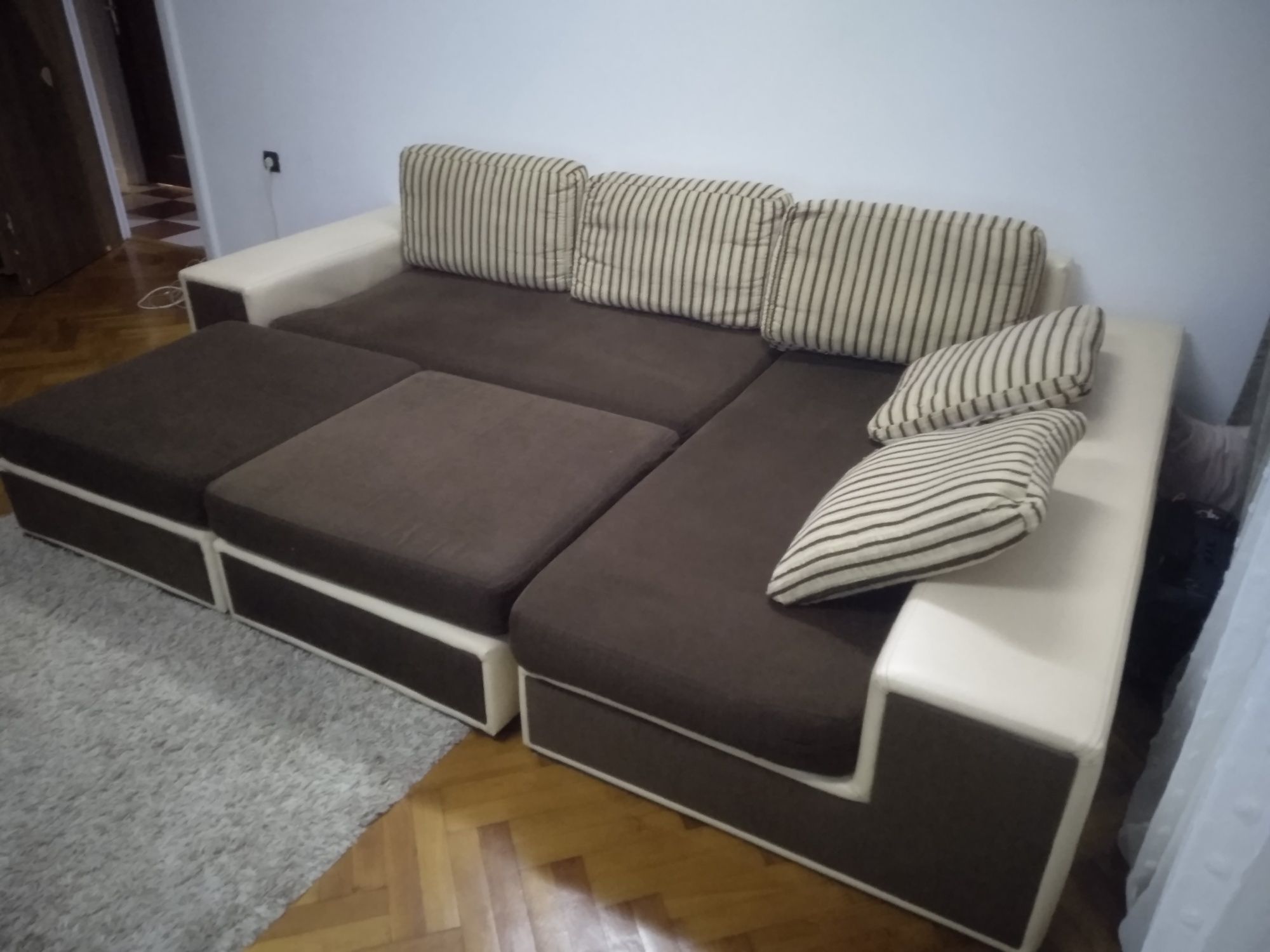 Colțar living cu 2 tabureți plus masă living plus patru scaune vinil