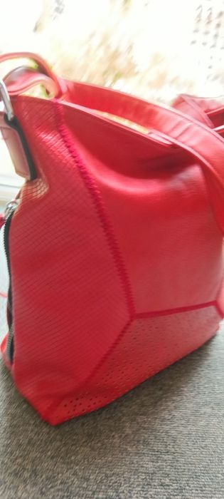 Дамска чанта от висококачествена  кожа в червен цвят.Декоративен пискю