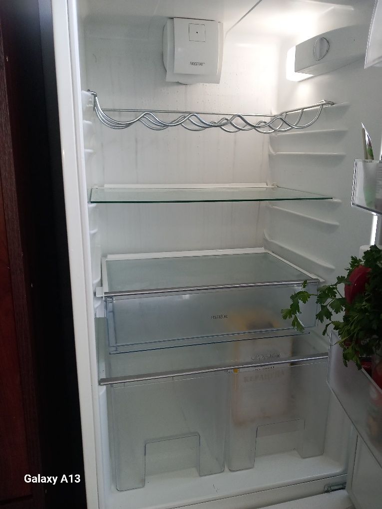 Продавам хладилник с фризер Електролукс