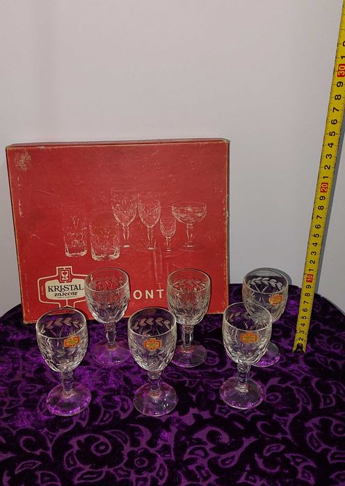 Хрустальные рюмки и фужеры