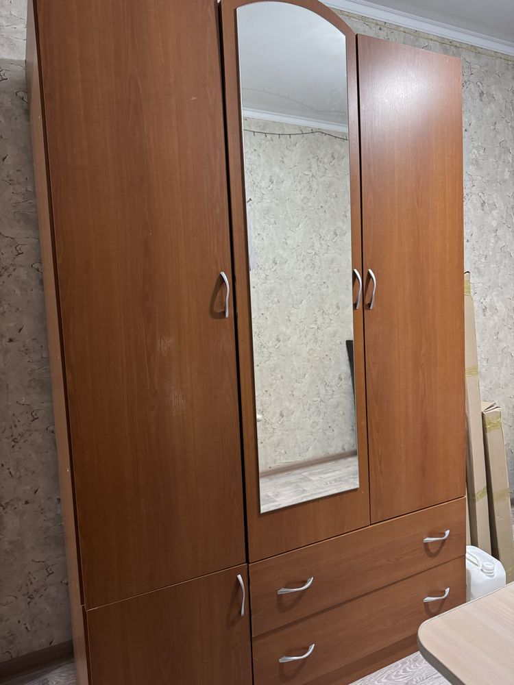 продам трехдверный шкаф