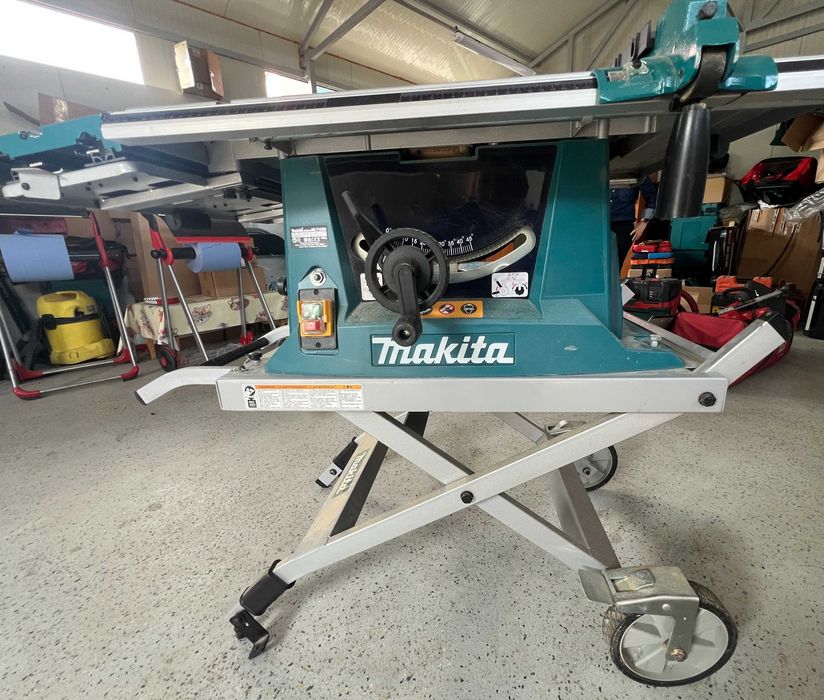 Fierastrau circular Makita MLT100 cu masa pliabila pe roti 1500W