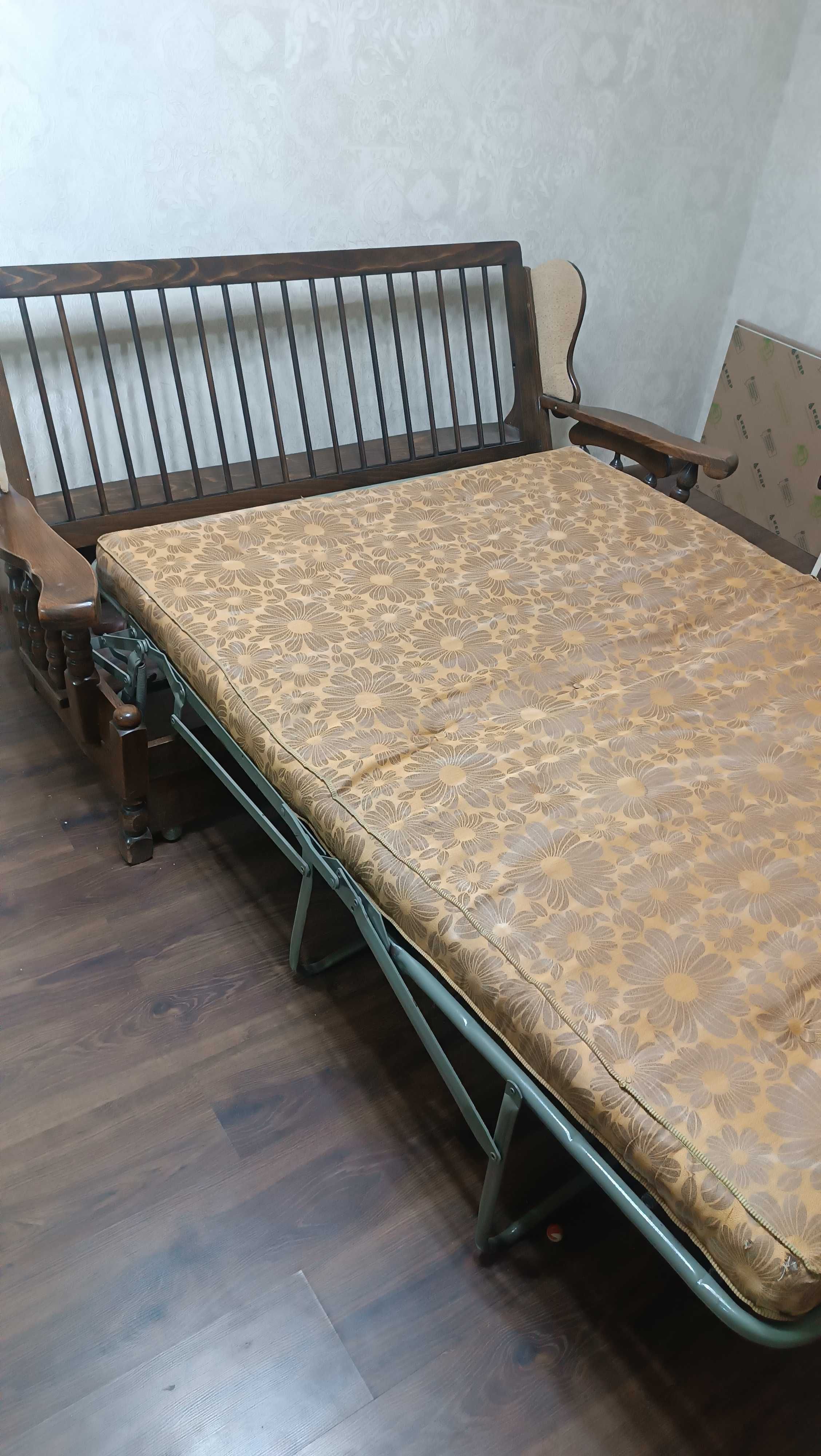 Продам диван массив орех раскладной