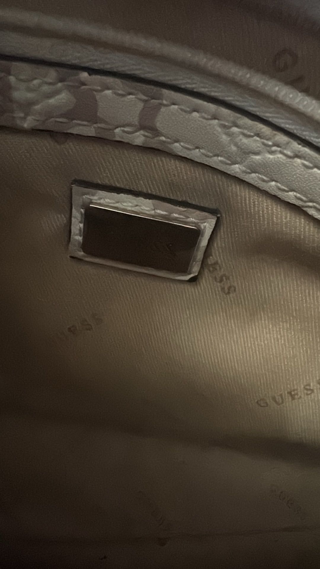 Оригиналнa чанта Guess