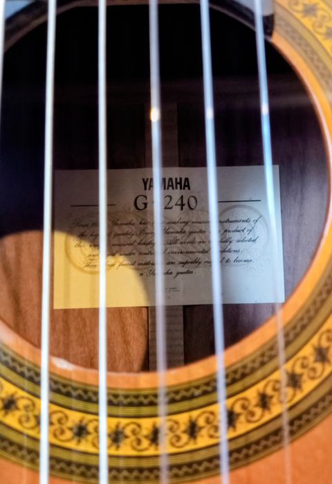 Продавам класическа китара Yamaha G-240