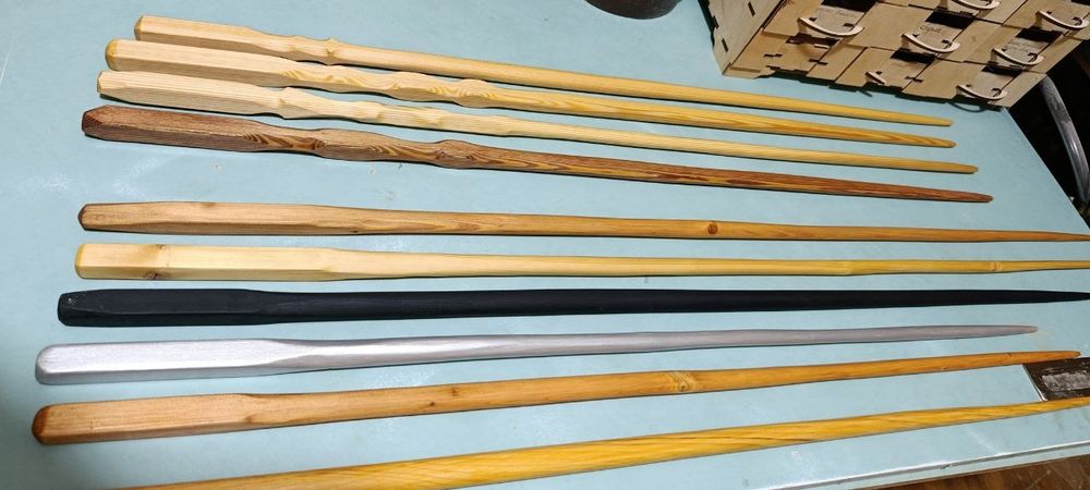 Указки деревянные.